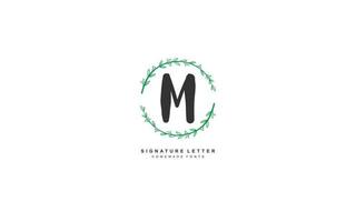 m schoonheid bloemen logo ontwerp inspiratie. vector brief bruiloft sjabloon ontwerp voor merk.