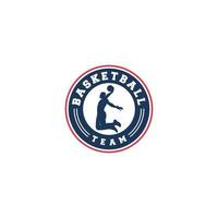 basketballogo met illustratie van een speler die springt om de bal in de mand te leggen vector