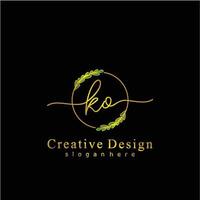 eerste ko schoonheid monogram en elegant logo ontwerp, handschrift logo van eerste handtekening, bruiloft, mode, bloemen en botanisch logo concept ontwerp. vector