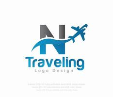 brief n reizen logo en vliegtuig logo vector