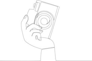 een hand vasthouden camera vector