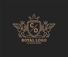 eerste co brief leeuw Koninklijk luxe heraldisch, wapen logo sjabloon in vector kunst voor restaurant, royalty, boetiek, cafe, hotel, heraldisch, sieraden, mode en andere vector illustratie.