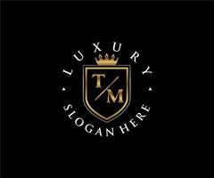 eerste tm brief Koninklijk luxe logo sjabloon in vector kunst voor restaurant, royalty, boetiek, cafe, hotel, heraldisch, sieraden, mode en andere vector illustratie.