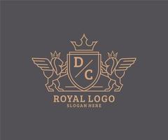 eerste dc brief leeuw Koninklijk luxe heraldisch, wapen logo sjabloon in vector kunst voor restaurant, royalty, boetiek, cafe, hotel, heraldisch, sieraden, mode en andere vector illustratie.