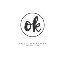 O k OK eerste brief handschrift en handtekening logo. een concept handschrift eerste logo met sjabloon element. vector