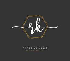 r k rk eerste brief handschrift en handtekening logo. een concept handschrift eerste logo met sjabloon element. vector