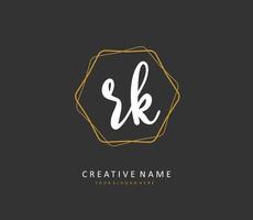 r k rk eerste brief handschrift en handtekening logo. een concept handschrift eerste logo met sjabloon element. vector