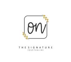 O n Aan eerste brief handschrift en handtekening logo. een concept handschrift eerste logo met sjabloon element. vector