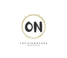 O n Aan eerste brief handschrift en handtekening logo. een concept handschrift eerste logo met sjabloon element. vector