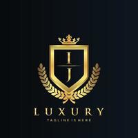 ij brief eerste met Koninklijk luxe logo sjabloon vector