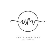 u m um eerste brief handschrift en handtekening logo. een concept handschrift eerste logo met sjabloon element. vector