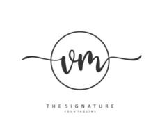 v m vm eerste brief handschrift en handtekening logo. een concept handschrift eerste logo met sjabloon element. vector