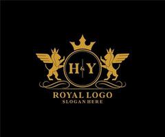 eerste hoi brief leeuw Koninklijk luxe heraldisch, wapen logo sjabloon in vector kunst voor restaurant, royalty, boetiek, cafe, hotel, heraldisch, sieraden, mode en andere vector illustratie.