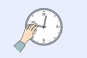 detailopname van persoon veranderen tijd Aan klok hangende Aan muur. Mens of vrouw verandering handen van klok. tijd beheer en planning. vector illustratie.