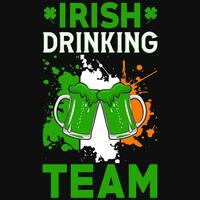 kus me Iers drinken Iers st Patrick dag t-shirt ontwerp vector
