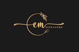 luxe goud handtekening eerste e m logo ontwerp geïsoleerd blad en bloem vector