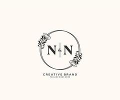 eerste nn brieven hand- getrokken vrouwelijk en bloemen botanisch logo geschikt voor spa salon huid haar- schoonheid winkel en kunstmatig bedrijf. vector
