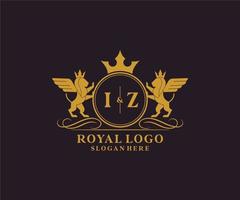 eerste iz brief leeuw Koninklijk luxe heraldisch, wapen logo sjabloon in vector kunst voor restaurant, royalty, boetiek, cafe, hotel, heraldisch, sieraden, mode en andere vector illustratie.