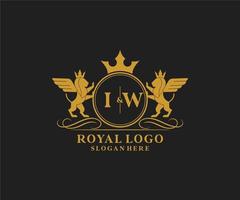 eerste iw brief leeuw Koninklijk luxe heraldisch, wapen logo sjabloon in vector kunst voor restaurant, royalty, boetiek, cafe, hotel, heraldisch, sieraden, mode en andere vector illustratie.