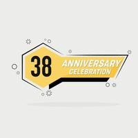 38 jaren verjaardag logo vector ontwerp met geel meetkundig vorm met grijs achtergrond