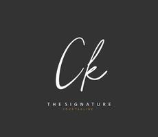 c k ck eerste brief handschrift en handtekening logo. een concept handschrift eerste logo met sjabloon element. vector