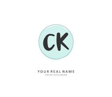 c k ck eerste brief handschrift en handtekening logo. een concept handschrift eerste logo met sjabloon element. vector