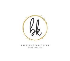 b k bk eerste brief handschrift en handtekening logo. een concept handschrift eerste logo met sjabloon element. vector