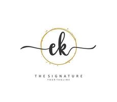 e k ek eerste brief handschrift en handtekening logo. een concept handschrift eerste logo met sjabloon element. vector