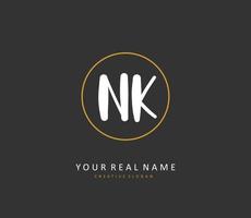 n k nk eerste brief handschrift en handtekening logo. een concept handschrift eerste logo met sjabloon element. vector