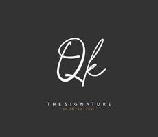 q k qk eerste brief handschrift en handtekening logo. een concept handschrift eerste logo met sjabloon element. vector