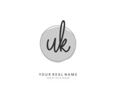 u k uk eerste brief handschrift en handtekening logo. een concept handschrift eerste logo met sjabloon element. vector