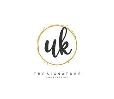 u k uk eerste brief handschrift en handtekening logo. een concept handschrift eerste logo met sjabloon element. vector