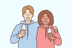 glimlachen interraciaal paar knuffel aan het eten ijs room samen. gelukkig Mens en vrouw omhelzing genieten romantisch datum buitenshuis. vriendschap en relatie. vector illustratie.