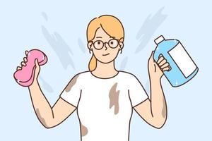 jong vrouw in bril Holding schoonmaak flessen in handen gedekt in vlekken en merken na huis schoon. meisje met wasmiddelen in handen vuil na huishouding. vector illustratie.