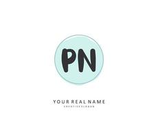 p n pn eerste brief handschrift en handtekening logo. een concept handschrift eerste logo met sjabloon element. vector