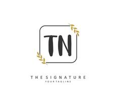 t n tn eerste brief handschrift en handtekening logo. een concept handschrift eerste logo met sjabloon element. vector