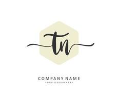 t n tn eerste brief handschrift en handtekening logo. een concept handschrift eerste logo met sjabloon element. vector