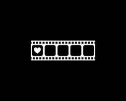 hart vorm in de filmstrip silhouet, film teken voor romantisch of romance of Valentijn serie, liefde of Leuk vinden beoordeling niveau icoon symbool voor romantiek film verhaal. vector illustratie