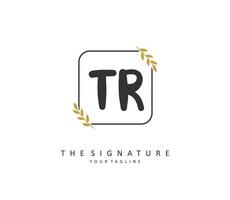 tr eerste brief handschrift en handtekening logo. een concept handschrift eerste logo met sjabloon element. vector