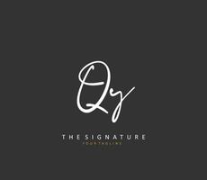 qy eerste brief handschrift en handtekening logo. een concept handschrift eerste logo met sjabloon element. vector