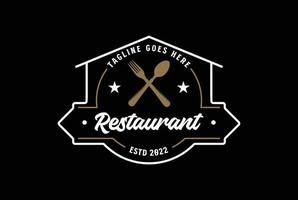 wijnoogst retro gekruiste lepel vork insigne embleem etiket voor voedsel restaurant logo vector