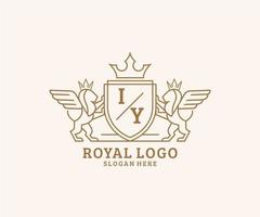 eerste iy brief leeuw Koninklijk luxe heraldisch, wapen logo sjabloon in vector kunst voor restaurant, royalty, boetiek, cafe, hotel, heraldisch, sieraden, mode en andere vector illustratie.