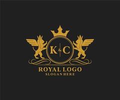 eerste kc brief leeuw Koninklijk luxe heraldisch, wapen logo sjabloon in vector kunst voor restaurant, royalty, boetiek, cafe, hotel, heraldisch, sieraden, mode en andere vector illustratie.