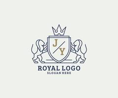 eerste j brief leeuw Koninklijk luxe logo sjabloon in vector kunst voor restaurant, royalty, boetiek, cafe, hotel, heraldisch, sieraden, mode en andere vector illustratie.