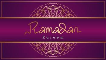 mooie paarse en gouden Arabische kalligrafie ramadan kareem tekst en sierpatroon ontwerp achtergrond. vector illustratie