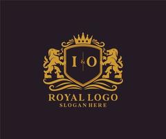 eerste io brief leeuw Koninklijk luxe logo sjabloon in vector kunst voor restaurant, royalty, boetiek, cafe, hotel, heraldisch, sieraden, mode en andere vector illustratie.