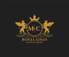 eerste mc brief leeuw Koninklijk luxe heraldisch, wapen logo sjabloon in vector kunst voor restaurant, royalty, boetiek, cafe, hotel, heraldisch, sieraden, mode en andere vector illustratie.