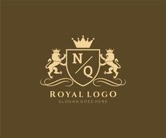 eerste nq brief leeuw Koninklijk luxe heraldisch, wapen logo sjabloon in vector kunst voor restaurant, royalty, boetiek, cafe, hotel, heraldisch, sieraden, mode en andere vector illustratie.