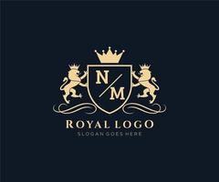 eerste nm brief leeuw Koninklijk luxe heraldisch, wapen logo sjabloon in vector kunst voor restaurant, royalty, boetiek, cafe, hotel, heraldisch, sieraden, mode en andere vector illustratie.