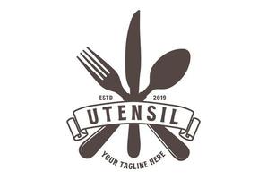 wijnoogst retro gekruiste lepel vork en mes voor keuken koken eetcafe restaurant of voedsel catering logo ontwerp vector